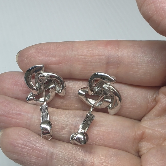 Silver toned knot chunky geometrical floral swirl clip on screw back Earrings - Picture 6 of 9
